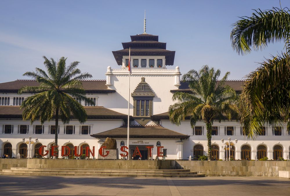 Sewa bus ke Bandung Kota dari Karawang